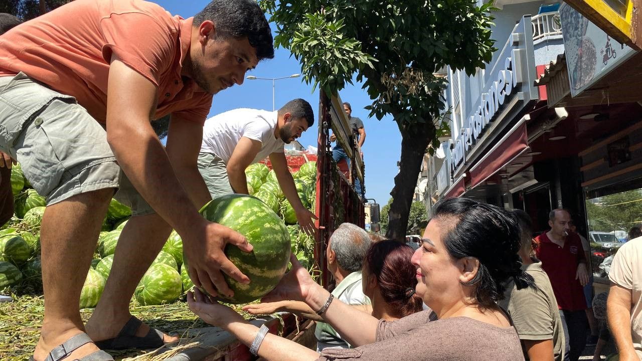 Aydın'da karpuz hayrına vatandaşlar yoğun ilgi gösterdi