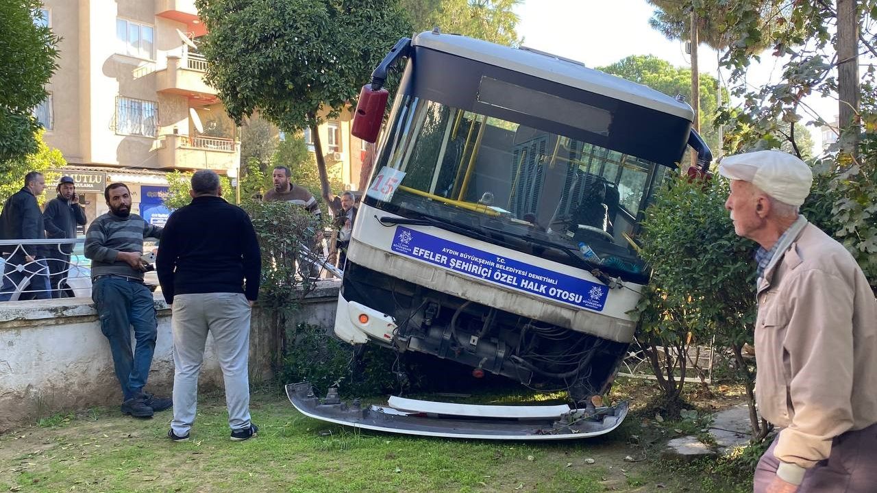 Freni tutmayan minibüs evin bahçesine daldı, facia teğet geçti