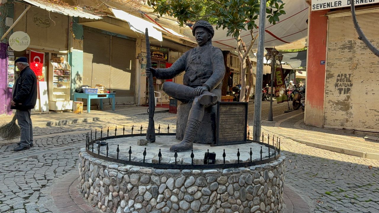Aydın’da İsmail Efe'nin heykelindeki kama çalındı