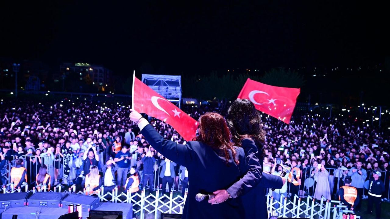 Aydın'da Cumhuriyet coşkusu: 60 bin kişi Aydınfest'in finalinde buluştu