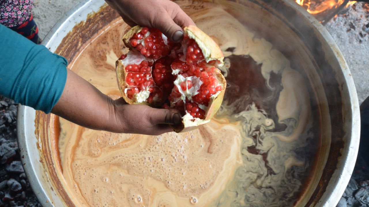 Aydın’da narlar geleneksel yöntemle ekşiye dönüşüyor