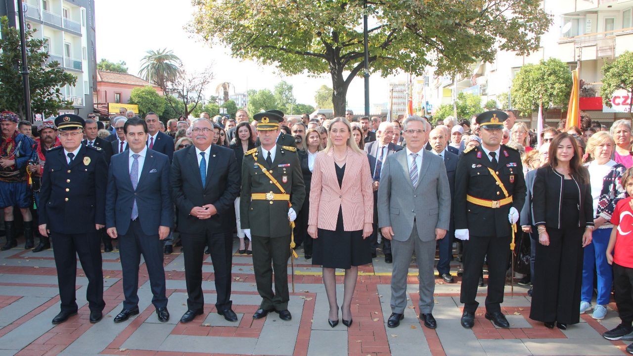 Nazilli’de Cumhuriyet coşkusu Atatürk Anıtı’na çelenk sunumuyla başladı