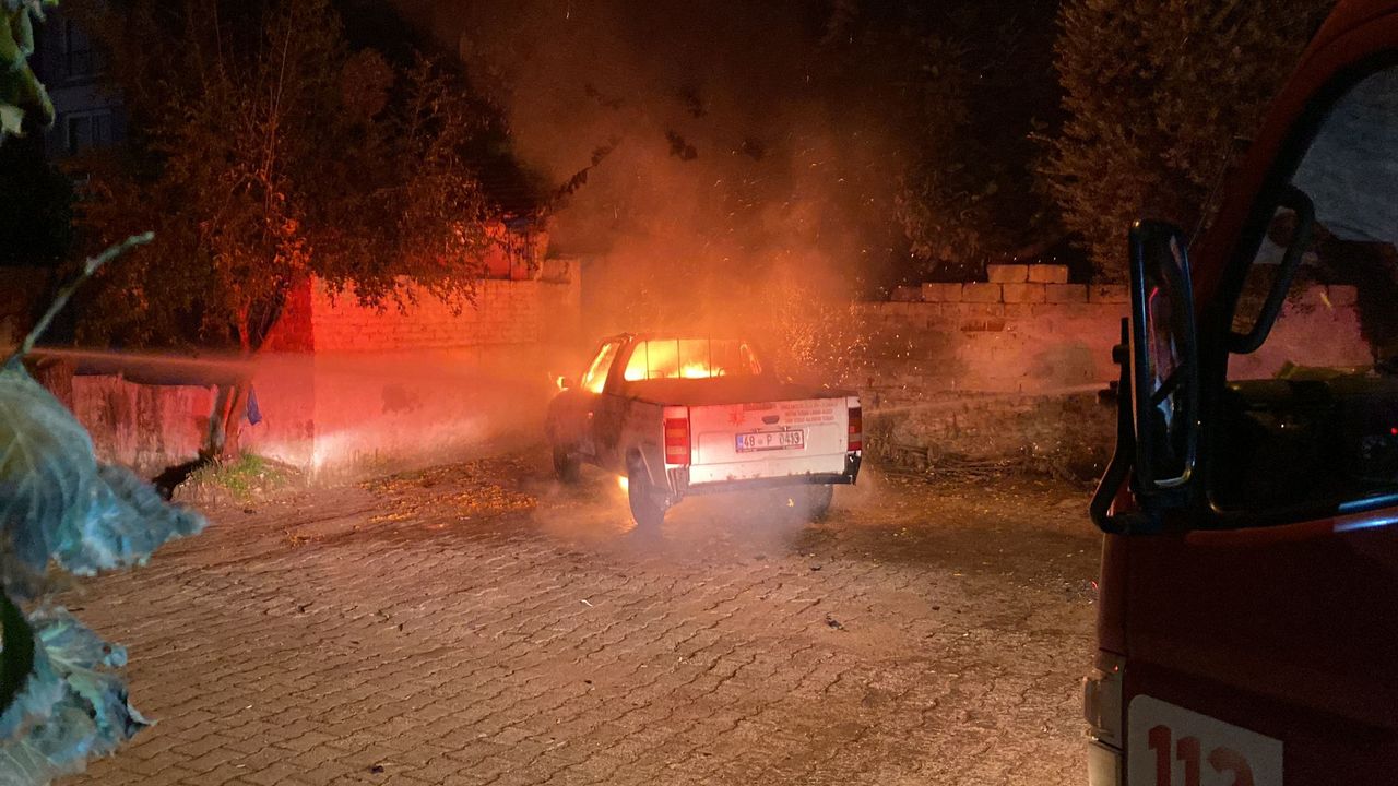 Nazilli’de park halindeki kamyonet alev alev yandı