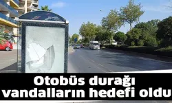 Otobüs durağı vandalların hedefi oldu