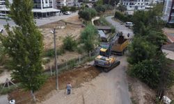 Nazilli Belediyesi yağmur çamur demeden yol çalışmalarına devam ediyor