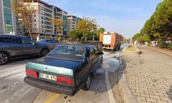 Seyir halindeki otomobildeki yangını itfaiye ekipleri söndürdü