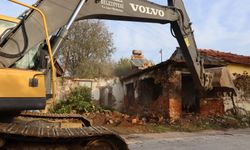 Nazilli Belediyesi metruk binaları yıkıyor