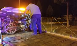 Bariyerlere sıkışmış motosikleti trafik ekiplerinin dikkati ortaya çıkardı