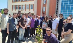 Trafik kazasında hayatını kaybeden öğrenciler için fidan diktiler