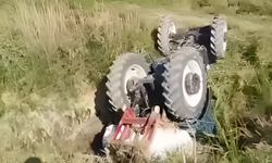 Traktör sulama kanalına düştü
