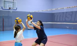 BAŞKAN ÇERÇİOĞLU MİNİK SPORCULARI VOLEYBOLLA BULUŞTURUYOR