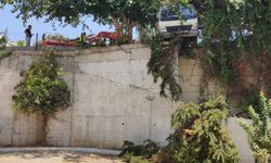 Freni boşalan kamyoneti durdurmak için sürücüsünün peşinden koştuğu anlar kamerada