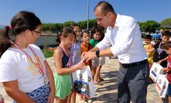 Kuyucak’ta yüzme kursunu tamamlayan öğrencilere madalya