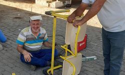 Öğrencileri için kaynak makinesinin başına geçti