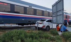 Yolcu treni otomobile çarptı: 1 yaralı