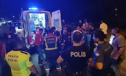 Kontrolden çıkan otomobil kamyonetlere çarptı: 3 yaralı