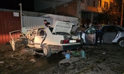 Nazilli'de çarpışan otomobiller hurdaya döndü: 8 yaralı