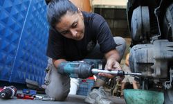 Çırak bulamayan eşine destek için başladı, motor ustası oldu