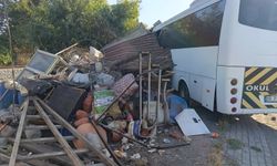 İçerisinde 23 öğrencinin bulunduğu servis kaza yaptı