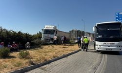 Freni tutmayan tır otobüse çarptı