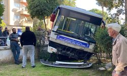 Freni tutmayan minibüs evin bahçesine daldı, facia teğet geçti