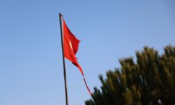 Yırtılan Türk bayrağı değiştirileceği günü bekliyor