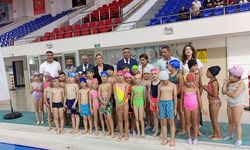 Nazilli’de öğrenciler profesyonel antrenörler eşliğinde yüzme öğreniyor