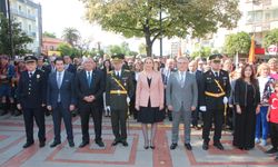 Nazilli’de Cumhuriyet coşkusu Atatürk Anıtı’na çelenk sunumuyla başladı