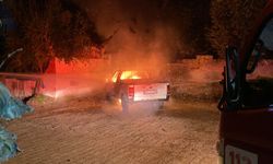 Nazilli’de park halindeki kamyonet alev alev yandı