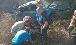 Uçuruma devrilen otomobilin kadın sürücüsü halat yardımıyla kurtarıldı