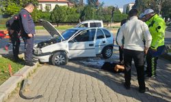 Direksiyon hakimiyeti kaybolan ehliyetsiz sürücü refüje çarptı