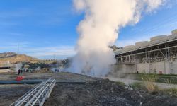 Jeotermal iletim hattı patladı: Yol trafiğe kapatıldı