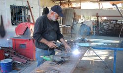 Bozulan tarım aletlerini tamir ederek, yeniden kullanıma sunuyor