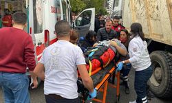 Kamyonun altında kalan motosikletli kurye ağır yaralandı