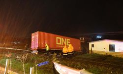 Tırın raylara uçtuğu kazada tren seferleri durduruldu..1 ölü