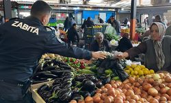 Zabıta ekiplerinden pazarcı esnafına çöp poşeti desteği