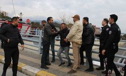 Çocuğunu görmek için alt geçidin üstüne çıkan şahıs ikna edildi