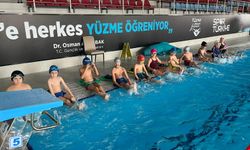 Aydınlı çocuklar yüzme öğrenip, tatilin tadını çıkarıyor