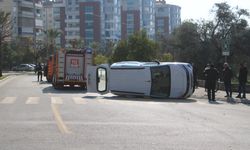 Otomobille çarpışan ticari araç yan yattı: 1 yaralı