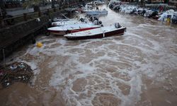 Sağanak yağış tekneleri batırdı