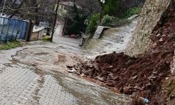 Yoğun yağış sonrası istinat duvarı çöktü