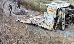 Kontrolden çıkan kamyon tali yola uçtu: 1 ölü, 1 yaralı