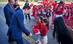 Miniklerden bayrağa saygı