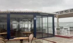 Fırtına etkili oldu: Deniz taştı, kafeyi su bastı