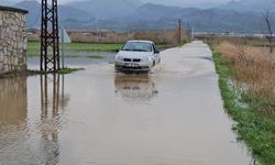 Sultanhisar'da kurutma kanalı taştı, tarım arazileri göle döndü