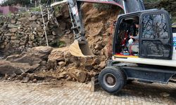 Bozdoğan’da yağmur nedeniyle göçen duvara belediyeden müdahale