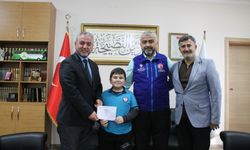 Minik Alparslan kumbarasını Kur’an Kursu için açtı