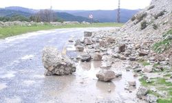Yağış sonrası topraktan kayan kayalar yolu kapattı