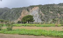 Dağdan akan sular adeta şelaleye döndü