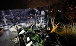 Kamyon bariyerlerde askıda kaldı, sürücü hafif yaralandı